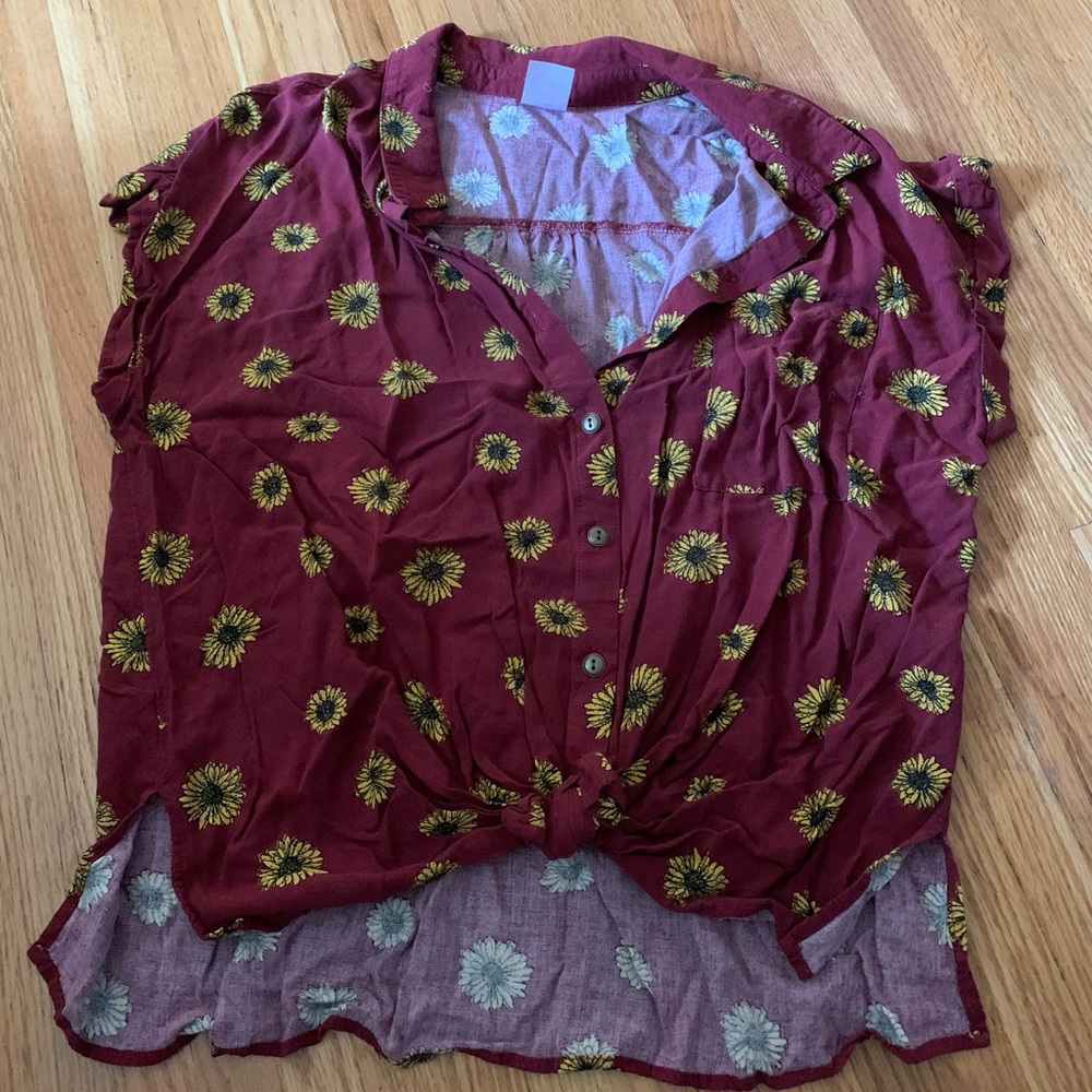 Women’s No Boundaries floral button up crop top